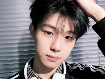 豆包太权威了,我都爱上自己了#男生氛围感 #少年感 #氛围感拍照 #豆包ai #豆包p图已经nextlevel了 耳机少年 带耳机的男生 男生氛围感照片