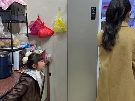 以后我女儿要吃啥咱就吃啥!!一点都不敢怠慢😂 毕竟老了我还指望她给我买奶茶喝😂给我买衣服穿呢😂#漏风的小棉袄 #小孩姐