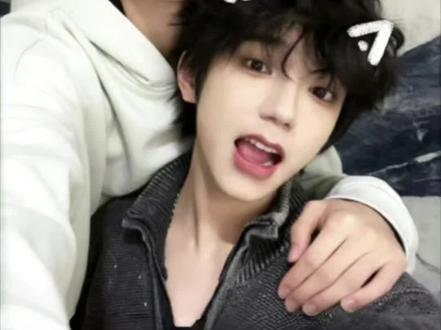 锐评橹穆二月微博🩵🩷
#杰丞 #厂一夫 #一番嫂