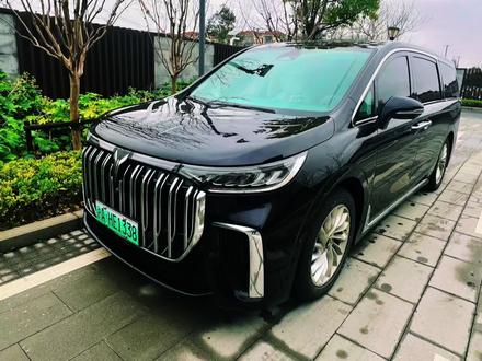 大家好,我是小浣熊,今天我分享一下24款梦想家怎么更换空调滤芯。首先边上这边有两个按钮可以同时按下,然后把这个手套箱给取下来,我这个单手按不下来,必须要同时双手一两边一起使力才可以把它弄下来,而且要大力一点,不然取不下来,取下来之后就方便了很多。后面就直接把这个盖板给拿下来,拿下来之后里面还有一个小的盖板,这里也稍微要用点力,里面有一个白色的小盖板,然后把那个取掉之后就可以看到我们的空调滤芯了,盖板就是旁边这个按钮,摁一下。然后就可以直接取出来了,然后就可以看到我们的空调滤芯了。岚图的这个空调滤芯留给了一个小拉手,方便我们取出,你看我的滤芯已经很脏了,上面都还有树叶,所以空调总是有一股味道,这次去清洗之后,然后我准备更换一个新的,这样就没味道了。然后放空气滤芯的时候要按,按照那个箭头方向指示放。这是我新买的滤芯,然后我准备把它安装上去,箭头一定要按照它的方向放,不然就没有效果了,你看这边有一个向下的标签,按照这样放就行了,然后把再把它装上就换好了,是不是还是很方便呢?我们再把这个盖板盖上,然后再把手套箱装上就好了,只要几分钟就搞定。#岚图梦想家