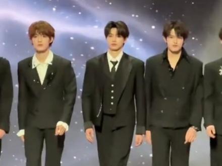 不知道啊朱志鑫的红底皮鞋很曼妙#朱志鑫 #朱志鑫完老没站稳