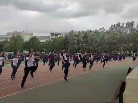00后女老师带全班跳“误闯天家”!女生一张清纯初恋脸,太惊艳