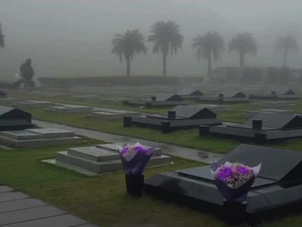 歐巴,具俊曄心碎發聲「我的熙媛」:下次再見,我們要在一起一輩子。
南韓歌手具俊曄2025年痛失妻子大S(熙媛),如今妻子離世近1年,他2日下午現身金寶山,與S家一起舉辦大S雕像揭幕儀式,稍早也透過IG心痛發聲,字句充滿不捨,還是難以接受大S的離世,透過文字淚喊「我的熙媛...熙媛...」,令人淚崩。
具俊曄發文:
我永遠的愛、我的一切熙媛
熙媛啊,那邊怎麼樣?
會不會冷?
會不會很熱?
哥哥總是在擔心
早上在空蕩蕩的房間裡、坐在床角發著呆的時候,
直到現在都還分不清這是現實還是夢。
希望這一切只是夢,胸口卻悶痛了起來。
開始痛了。
拖著沉重的身體站起來,
想著今天要做什麼料理?
要做什麼妳才會喜歡?
一邊這樣想著,一邊提著飯菜開車前往金寶山的路上,
對妳的思念讓眼淚無止盡地流下來……
對不起,讓妳看到哥哥這麼軟弱的模樣。
但這是我唯一能撫慰對妳思念的最後一個方法,
希望妳能理解我
我的熙媛…
熙媛啊…
等我們下次再見的時候,
就永遠…永遠在一起吧。
好想妳。真的好想妳……
想妳想到快要死了。
你永遠的光頭歐巴。
俊俊。
#大S #大S雕像 #大s具俊晔 #具俊晔