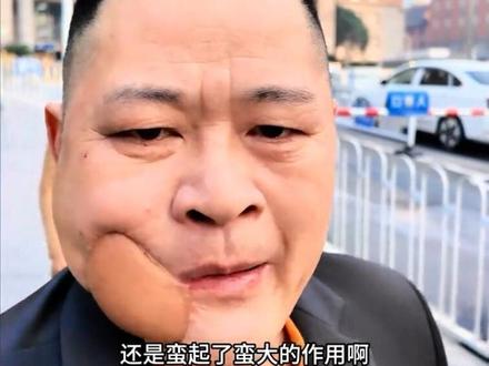 江西吉安的帅小伙,烟、酒、槟榔缠了好多年,口腔里总不得劲。刷到我和闵教授的科普,特意过来让我先瞅了瞅——暂时没看出大问题,今天在湘雅医院门诊通过闵教授专业的看诊确定目前还好但是要戒除不良生活习惯及保持口腔清洁!恭喜他了有惊无险! #口腔科普 #信雅口腔康友会@颌一de贺大夫 @雨林123 @口外胡雅琴 @中南大学湘雅医院 @肿瘤科潘曦医生 @舞刀弄墨 #天城哥