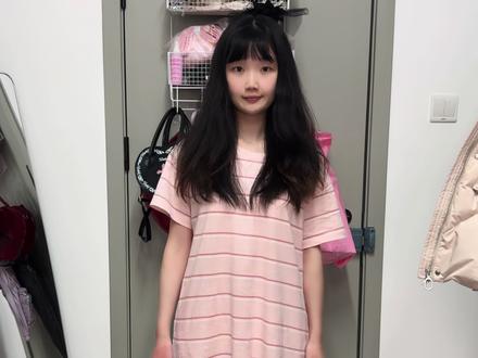 林中奇遇再贩买不买?上团自购上身测评 其实我刚收到的时候还嫌弃这条裙子非常轻飘飘,还有点显胖,所以一度想出掉它,只在旅游的时候穿了一次。但是这次拍视频测评感觉上身特别好看又给自己种草回来了,这条搭配内搭非常合适,2026要多穿穿,也希望内容能帮到大家
1月25号13:00再贩,祝喜欢这条的老婆们都能抢到前面的批次,我去年没有定闹钟七批才买到hhh#lo裙安利 #穿搭日记 #lo娘 #林中奇遇 #tcutey