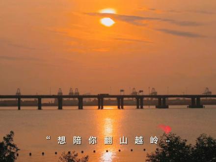 omega怀孕两个月的时候,孕吐非常厉害,一度感觉自己要活不下去了。
经常夜半三更的时候,难受得直往alpha怀里蹭,要alpha吻他的腺.体,释放他喜欢的信息素。
有时候,omega还会告诉alpha,自己想吃饺子了。
还处在睡意中的alpha闻言二话不说,套上外套便起身了,不出片刻便端着热腾腾的饺子回来
了。
他知道自己的小宝贝已经一整天没有好好吃东西了。
omega怀孕六个月的时候,圆滚的肚子让他低头也看不见自己臃Z的双腿,只能看见自己的两个脚丫。
向来爱美的omega也会苦恼,不知道以后宝宝出生了,自己还能不能恢复过来。他会有些难过的朝alpha发泄小脾气,抓他的头发。
alpha总是放纵的将他收进怀里,吻他炸毛的头发,笑着说,“你胖了,我也被他挠秃了,我俩还真是天生一对。”
omega被他都逗得气笑了。
omega怀孕九个月的时候,很害怕,因为他看到了纪录片里那些生产的omega痛苦挣扎的画面。
他不安的一次又一次抓紧alpha的手心,企图找到安慰。
alpha好像早就猜透了他的心思一般,摸摸他的头说,“我已经和医院预约好了陪产,产房太空了,我舍不得让你自己进去...”