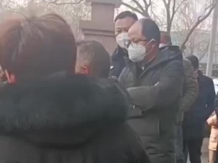 山东济南长清一中,在高考英语听力考试时出现卡顿问题。教育局回应:成绩作废,全部安排统考。