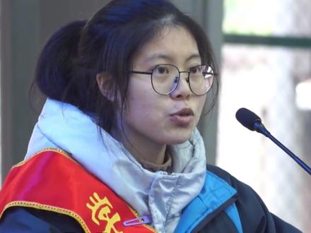 2月24日,湖南张家界。高考倒计时100天,高三女孩热血发言燃爆全场:凌晨6点的校园真的很黑,但600多分的成绩真的很耀眼!#高三女孩发言点燃全场 #传递正能量