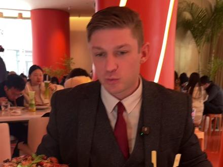 今天圣诞节,吃个陕不列颠人的漂亮饭不过分吧 #青年创作者成长计划 #西安美食 #西餐 #披萨 #外国人在中国