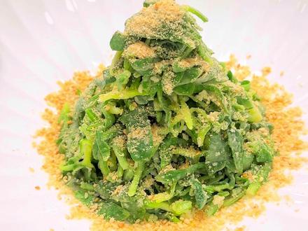 咬住春天第一口鲜 今日分享 蒸拌面条菜谱
把新鲜的面条菜 摘洗干净 然后一定要控干水
再把面条菜放入盆中 加入少量的油,食用盐鸡蛋
和面粉迅速抓拌均匀 然后平铺在托盘上上气蒸五分钟
取出冷却之后调味即可使用
#美食教程分享 #美食制作过程 #特色地方菜 #舌尖上的美味