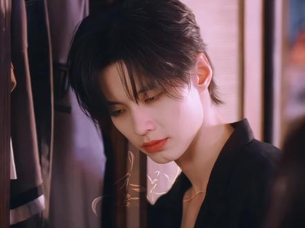 我怀疑靳朝就是故意让潘恺看到的!他对姜暮是满满的占有欲 #遇上何与这款毫无抵抗力 #与靳朝同行 #何与 #双轨 #靳朝