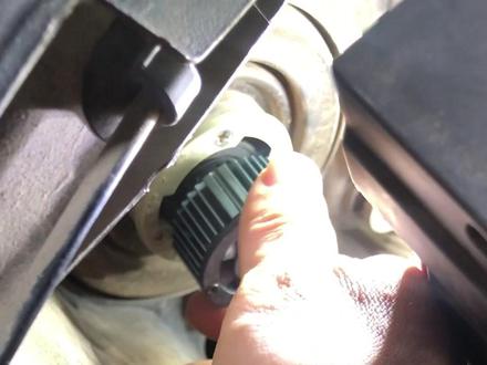 你的车辆是否因为灯光不合格过不了年审?今天教你更换汽车灯泡 #年审 #汽车维修 #生活小技巧 #科普