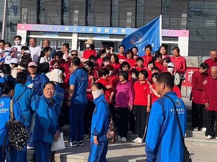 今天,2024全国艺术体操锦标赛暨巴黎奥运会选拔赛在铜川市体育馆开幕。18支国家艺术体操专业代表队三百余名艺术体操“金花”,将在这五天时间里用英姿飒爽、灵动飘逸的舞姿,共赴这场初夏“毯上芭蕾”之约。全国艺术体操锦标赛暨巴黎奥运会选拔赛是面向全国考察并选拔年轻优秀运动员、夯实后备人才队伍基础的有效渠道,也是为巴黎奥运会选拔种子选手的重要渠道。本次赛事在我们铜川举办,体现了国家体育总局体操运动管理中心、省体育局对我市承办大型赛事能力的充分肯定,更为我们铜川搭建了对外展示的广阔平台!我们将以2024全国艺术体操锦标赛暨巴黎奥运会选拔赛为契机,全力以赴做好场馆设施、后勤保障、赛事宣传、志愿服务等保障工作,竭诚打造精品赛事、优质服务,让更多朋友了解铜川、走进铜川、建设铜川,为铜川新时代高质量发展谱写铜川体育新篇章。