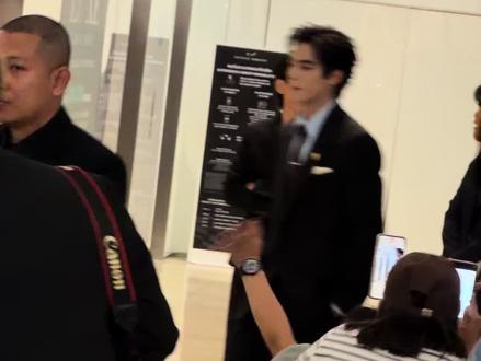 家人们!
谁懂啊泰国偶遇到帅神了!!
这也太帅了点吧!!
收获满满帅照!
原图原声!!
人气爆棚!!
感受到泰妹的尖叫了嘛!!
#宋威龙 #宋威龙宋威龙宋威龙 #宋威龙泰国 #宋威龙泰国gucci #宋威龙泰国活动