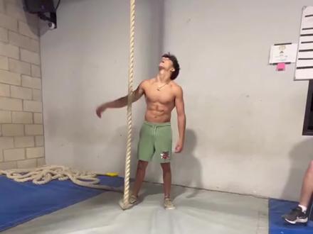 感觉壮了一圈啊,太猛了,04年出生的什内尔!#日常训练 #什内尔 #忍者勇士