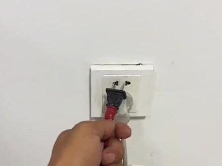 家里某个房间所有插座都没电,但灯亮着,怎么回事?
家里遇到这种情况——走进卧室,灯能开,但手机插上去没反应,插座全都不工作。这就奇怪了,灯和插座不是一路电吗?今天聊聊,这种“灯亮插座没电”是怎么回事,怎么查。
先说结论:这种情况最常见的原因是插座回路跳闸了,或者线路断了。
灯和插座通常是分开布线的。照明一路,插座一路,各走各的开关。所以灯亮说明照明回路正常,插座没电说明插座回路出了问题。
第一步,去配电箱看看。
打开配电箱,找到控制这个房间插座的那个分闸。看看是不是跳下来了,或者处在中间位置。如果是,先复位试试——往OFF掰到底,再推回ON。
如果推上去就有电了,说明只是跳闸,可能之前这个回路上有电器过载或者漏电。
第二步,如果开关没跳,但推上去也没电。
用万用表或者电笔测一下这个开关的出线端。如果有电,说明开关是好的,问题在线路上。如果没电,说明开关坏了,或者开关进线端没电。
第三步,查这个回路上的第一个插座。
插座线路是一个串一个的。第一个插座有电,才会传到第二个、第三个。如果中间某个接头松了,或者插座本身坏了,后面的就全没电。
找到这个回路上离配电箱最近的那个插座,拆开看看背后的线有没有松、有没有烧焦。有时候就是线头虚接了,重新拧紧就好。
第四步,查墙里的接头。
如果第一个插座没问题,但后面还是没电,可能是墙里的接线盒有接头松了。老房子常见,特别是装修时改过线路的地方。
第五步,查零线。
有时候火线到了,但零线断了,形不成回路,也没电。这种情况用电笔测插座孔,火线孔会亮,但插上电器不工作。得顺着查零线哪儿断了。
最后说个容易忽略的情况——如果是卫生间或者厨房的插座没电,可能是漏电保护开关跳了,而且那个漏保同时管着好几个插座。去看看有没有带小按钮的开关弹出来了。
灯亮插座没电,问题多半在插座回路本身。从配电箱开始,一路查下去,总能找到毛病。#每天跟我涨知识 #有趣的知识又增长了 #插座 #家庭 #安全用电