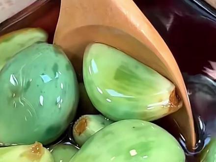 过了腊八就是年,家家户户的腌蒜大业又开始了#突击检查你家蒜绿了吗 #腊八蒜 #腊八 #年味