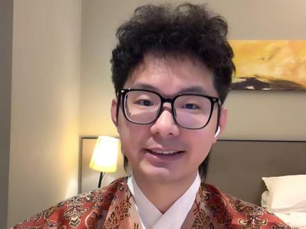 历史课代表来了|一遍看懂,太平年第一集! 背景音调好的全新版本。帮大家整理了:《太平年》里中国历史,究竟有多厚重!
一条视频讲清,第一集前20分钟,涉及的60处:地名、人物、官职、朝代、以及剧里的错误。看懂钱学森的祖先钱弘俶,与赵匡胤的英雄史诗、五代岁月。
六十名词目录:
1【太平年的主线,纳土归宋】,2【907 年】,3【梁太祖朱温】,4【节度使】,5【宣武军节度使】;
6【后唐李存勖】,7【河东节度使】,8【晋阳】,9【儿皇帝石敬瑭】,10【契丹】;
11【燕云十六州】,12【后晋】,13【太平年开局 941 年】,14【“六军门外倚僵尸”】,15【韦庄】;
16【张彦泽】,17【彰义军节度使】,18【安定县】,19【舂磨寨,骨肉糜】,20【杀子烹食】;
21【赵匡胤】,22【赵弘殷】,23【侍卫亲军 马步军副都虞候】,24【旌节】,25【太尉】;
26【节度掌书记】,27【东京开封府(汴梁)】,28【殿前承旨】,29【金祥殿】,30【齐王石重贵】;
31【冯道】,32【中书令】,33【同光元年】,34【指挥使】,35【留侍卫亲军司听命】;
36【你贺伯父家的三丫头】,37【安重荣】,38【杜重威】,39【顺国节度使】,40【吴越国】;
41【闽国】,42【南唐】,43【西府杭州】,44【缮甲治兵】,45【建州】;
46【东府安抚使】,47【内牙】,48【胡进思】,49【内牙马步军右统军使】,50【天复二年】;
51【犬马齿】,52【许再思之乱】,53【宣州田家】,54【钱元瓘上门女婿】,55【吴越国王】
56【元德昭】,57【通儒院学士】,58【吴越武肃王】,59【丽春院】,60【慎温其,东府主管机宜文字】
#太平年 #青年创作者成长计划 #电视剧 #历史 #电视剧太平年