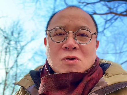 摩尔线程股价为何涨四倍? 摩尔线程上市股价猛涨4倍?12月5日“国产GPU第一股”摩尔线程登陆科创板,作为今年发行价最高、财富效应最显著的IPO,其首日股价最高暴涨五倍,收盘涨幅425.46%,中一签最高盈利近28.7万元,全天换手率85.49%,成交金额超153亿元,总市值一度突破3000亿元,成为A股现象级事件。
一、上市狂潮:摩尔线程的首日交易刷新多项A股纪录:不仅是2025年发行价最高的IPO,更以超4倍的收盘涨幅成为年内最“妖”新股,单签最高盈利近28.7万元,创下近年打新收益峰值。高换手率反映出资金对标的的激烈博弈,早盘股价快速拉涨后虽有波动,但始终维持高位运行,凸显市场对国产GPU稀缺标的的追捧,更成为A股硬科技板块的“情绪标杆”。
二、行业逻辑:这一暴涨背后是国产芯片板块的集体升温。今年以来,寒武纪、摩尔线程及即将上市的沐曦股份等企业,在A股形成国产芯片“集团军”。中美科技博弈背景下,算力自主可控成为国家战略刚需,国家集成电路产业投资基金三期3440亿元的募资落地,进一步强化市场对国产替代的预期。摩尔线程兼容英伟达生态的技术路线,填补了国产高端GPU的空白,吸引资金流入。
三、估值风险。当前A股半导体板块估值远超国际水平,摩尔线程静态市销率接近300倍,而美股英伟达市销率仅24倍。更值得警惕的是,A股芯片企业多处于亏损状态,估值与基本面严重脱节。近期美国市场已出现对AI泡沫的争议,英伟达股价波动加剧,而A股芯片股的高溢价本质是对未来3-5年技术突破的提前折现,若业绩兑现不及预期,可能面临回调压力。只有实现技术突破与业绩增长双兑现的企业,才具有长期投资价值。
以上仅为基于公开信息的财经新闻分析,不构成具体投资建议。市场有风险,投资需谨慎#摩尔线程