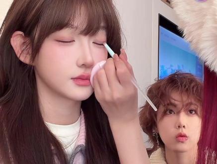 小宝静静等着小狼给小幸改妆 好温馨啊@小幸睡醒了💤 @幸子· @迷人小宝 @小狼卷卷(商珀晓) #幸福宝典 #小幸睡醒了 #迷人小宝 #小狼卷卷