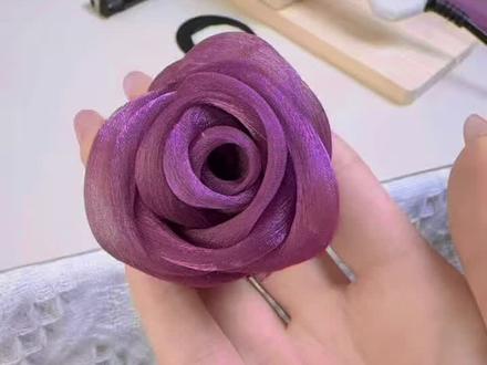 紫调纱质玫瑰也太绝了吧💜手工卷出来的花瓣纹理超细腻,别在头发上就是温柔本身~#手工发饰制作教程 #宝妈#抖音助手助我上热门