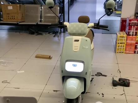 #雅迪冠能2023全新上市 出一台女神座驾雅迪Q9电轻摩,800W电机,60V23A石墨烯电池。