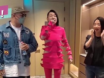 小S口无遮拦引争议!当众拿姐姐大S开黄腔,具俊晔气到飚中文回应