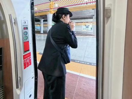 宁局CR400AF-S美女列车长与司机联控关门保障乘客安全 #联控关门 #美女列车长 #高铁上的风景 #火车上 #铁路摄影