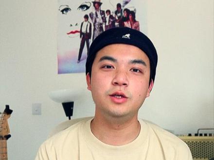 想无痛入门 Jazz 爵士乐?听这五张专辑!!! 之前一直没聊过 Jazz。一是因为觉得没流量,二是觉得自己对 Jazz 的了解尚浅(虽然很喜欢也在慢慢学习)。但观察评论区似乎也有一些 Jazz 乐迷,今天就抛砖引玉,浅聊一下。分享五张我认为非常适合入门也很经典的 Jazz 专辑,应该大众接受度会很高吧?也欢迎大家在评论区推荐一些你们最爱的 Jazz 专辑给我!
视频提及:Miles Davis, Stan Getz, João Gilberto, Antônio Carlos Jobim, Herbie Hancock, George Benson, Robert Glasper, Erykah Badu, 宝可梦金银
#音乐就要这么玩 #爵士乐 #jazz入门 #rnb #funk