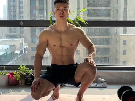 高手练腹技巧 #腹肌训练 #练腹 #居家锻炼 腹部训练的大师级技巧,让你的腹部感受到强烈的收缩挤压感!