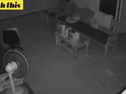 #上热门 监控下的一幕,凌晨三点,椅子会自己移动,真相让人苦笑不得#监控下的不可思议 #监控画面 #热门小助手