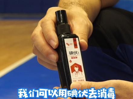 打球受伤不要慌!充分的医护保障,才能让球员们大胆驰骋赛场。来看看NBA篮球训练中心场边的医药箱里都有些什么。#篮球医护 #篮球医药箱必备药物