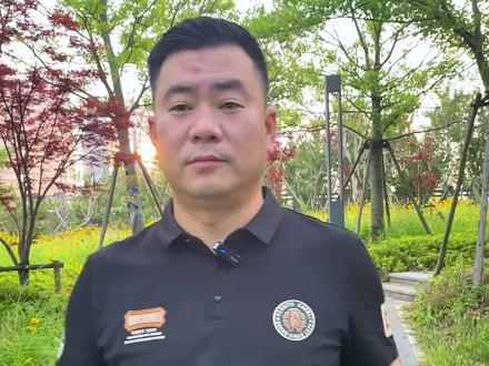 如果你的车险快到期了,该如何去去购买?
一,最简单的就是电话车险。全国是提前30天。而上海是提前55天就可以买了,这个时候电销人员就会给你打电话通知你,你的车险可以提前买了。一般的话险种都是和你去年是一样的险种。如果你没有理赔,没有违章,那么今年的价格就会比去年的便宜很多,只要价格同意。马上就会有内勤加你VV,给你发价格表,给你发付款码。你实名制付款就好了。电销续保主打一个就是简单快捷,省心省事。
二,腾讯的微保。阿里的蚂蚁宝。他们系统里都包含了十几家保险公司的报价平台,你只需要上传行驶证。选择险种,像交强险,三者100万。200万。300万。车损和医保。座位驾乘险30万,50万都可以自行选择。然后一键报价。你的评分越好。报价的公司就越多。评分好,就是没出过险,没违章过。就证明你的驾驶习惯良好。你的保费就等于是白捡的一样。选好你喜欢的保险公司。点击确定。会自动生成付款码。你是直接付给保险公司的。啊这个同样也是很简单的。
三,像一些个别的车型,个别的险种。或者你是过户车,也就是一年内你有过户记录的。以上两种方法。是报不出价格的。这也就是我们所说的疑难杂症。如果巧了,你是这种个别的车型或者想买这种个别的险种。你应该也会打很多电话去咨询的,结果就是买不了。按说保险公司就是卖车险的嘛,没理由说啊我想出钱,你没理由不卖给我的。但事实就是这样的。你想花钱买?甚至给人家意思意思都买不了。那该怎么办呢?这种难题就交给我吧。我来给你想办法。
啊,还有很重要的一点,有个建议我要给大家提一下的啊。车险价格是有行情的,如果你在网上图便宜,联系上了一些不靠谱的业务员。发来的报价。会让你满心欢喜。甚至比正常的价格低了一倍,这个时候你就要小心了。I你可能遇到传说中的“统筹”了。这个东西我不方便细说,当你沾沾自喜的买好了,还在庆幸买的很便宜,没多花冤枉钱。当你出险理赔的时候你就知道什么叫无助了?买保险,记得一定要认准。后缀是保险股份服务有限公司。也就是讲左上角要有国家。保监会监督字样。如果没有,那你买的就不是汽车保险。大家切记买保险。一定要三思而后行。一定要找靠谱的人。办靠谱的事儿。#车险小知识 #汽车保险 #车险续保 #车险怎么买最划算 #统筹