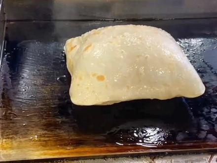 好多人就是不会和面,导致做的面发干发硬,咬不动!今天我就把这款和面配方及制作流程送给大家,记得点赞和收藏!#鸡蛋灌饼 #地摊经济 #早餐店