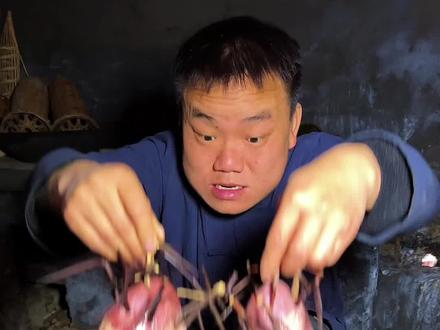 老刺炖猪心,一碗藏着岁月的老汤,古人的食补智慧,现在还有几人懂?#皂刺猪心汤#老智慧