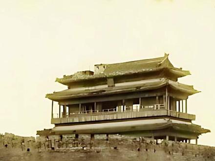1901永定门 永定门是北京外城的中央城门,也是南中轴线的起点。城门外建有马家堡火车站,使得这里成为南北通衢的要道,1902年慈禧西逃回鸾时就是从此处进城的。#古建筑之美 #北京 #历史影像