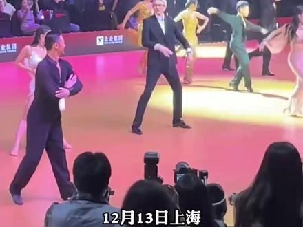 55岁“法拉利先生”亮相上海并献舞,身高191cm头身比近1:9,还晒出和网友一起跳舞的视频,网友:法拉利老了还是法拉利#谢尔盖辛金斯 #法拉利先生