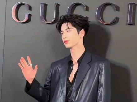 Gucci纽约时代广场大秀!张凌赫来辣~ 本年度氛围感顶奢大秀必须是Gucci纽约早春大秀!直接把秀场搬去霓虹闪烁的时代广场,致敬品牌海外发源地,把城市变成秀场,整场大秀以gucci core为主题,主打纽约客众生相,把都市精英、街头青年、复古名媛的气质全部融合,创意、质感、氛围交相辉映!多元风格碰撞,完全就是纽约街头的时尚纪录片。张凌赫现身秀场!
#Gucci大秀 #张凌赫 #张凌赫Gucci首秀 #Gucci纽约时装周 #CindyCrawford