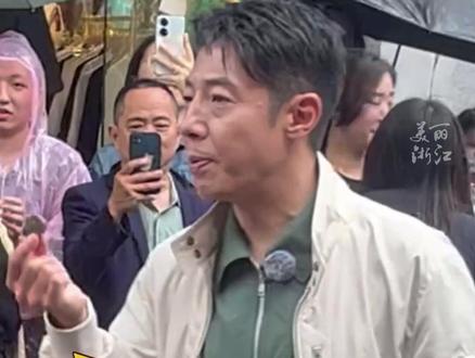 撒贝宁和蔡国庆在浙江衢州变身“吃货”,调皮的小撒把“状元糕”改名成“保送糕”。(供稿:江山传媒)#打开五一假期的N种方式 #浙样的五一