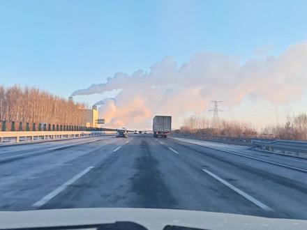 2月6日京哈高速晴天的情况下米沙子服务区附近的热场,产生的水汽#京哈高速米沙子#京哈高速