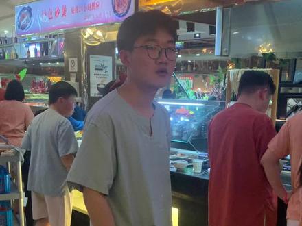 金色阳光无限制的放人进来,盘子没有筷子没有,连坐的地方都没有,顾客全在发火@金色阳光水都会