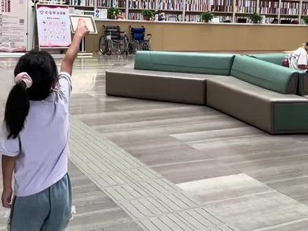 开门时间9:00-17:00 周一闭馆!
有五层每层都有不同的阅览室和自修室
一楼主要是大厅和咖啡店,可以休息,自助借书(借书需要带身份证办理借书证,每本书可以借一个月
二楼往上每层都有自修室和阅览室
自修室很安静,有灯有插座,桌子很大椅子也有靠背,已经是很舒服的学习办公环境了。三楼有少部分电脑桌不想带电脑去的可以使用。阅览室里也有一片自修空间人少但是进去需要存放背包
每一层都有休息区,可以吃午饭之类;烧水器可以出热水和温水,很智能,呆一天完全不是问题
唯一的缺点就是位置太偏僻,注意公交车始发时间,想直达可以坐K3,正好到图书馆门口#聊城图书馆 #图书馆 #聊城 #聊城市图书馆 #自习室