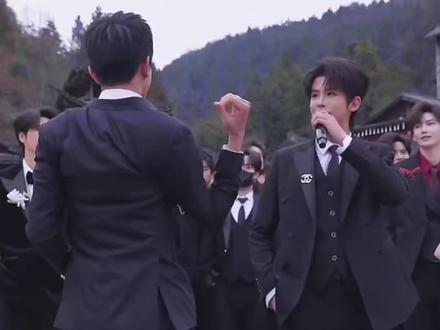 少爷伊尘不染节目效果永远都是拉满,真棒@鲸·峻伊🤍⁹²⁸ #帅哥#男团#龙浩天男团 #龙浩天喊你回酉阳过年 #伊928 @龙浩天男团 鲸·渝101(备用号) @龙浩天男团 鲸·渝101 @长鲸传媒