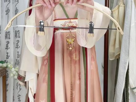 汉服这样挂超级方便,一拿就是整套~#国风合伙人 #汉服 #汉服收纳