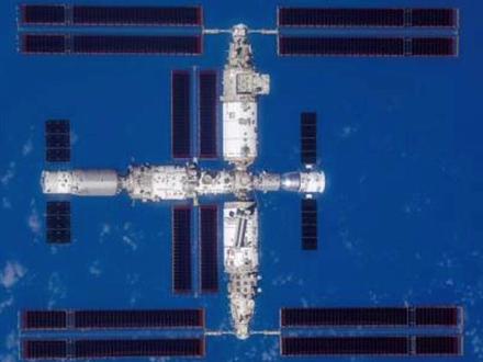 中国空间站全貌高清图像首次公布 神舟十六号乘组返回地面前手持高清相机通过飞船绕飞拍摄的空间站组合体全景照片首次发布.这是我国首次在轨获取以地...