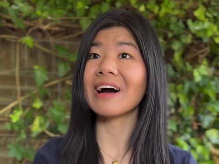 来自湖北省宜昌市的洪逸的家人,你们是否也在等你们的女儿回家? 2025.8.30日,和洪逸同一天开始寻亲的洪杨丽寻亲成功,洪逸见证了高洋通知洪杨丽的全过程,也一起协助当天一起来寻亲的其他15个荷兰宝贝。
向无数键盘侠袒露作为一个寻亲的孩子的心声,说“领养并不是一张中奖的彩票,也不是因为失去了亲生家庭,文化和根源而“幸运”,寻亲而是一个非常脆弱的过程,承认失去,并不会减少对养育家庭的爱,而是让生命故事更完整”。
来自湖北省宜昌市,1995年1月3日出生,1月26日在宜昌市云集路老火车站对面被发现。
#宝贝回家 #宝贝回家荷兰 #湖北宜昌 #荷兰洪逸寻亲 #Dou来寻人
@宝贝回家 @宝贝回家寻亲故事 @隔夜咖啡Tea @宝马 @宝贝回家寻家工作组-西岭熊猫 @荷兰高🌷洋