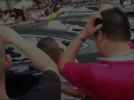 【满清VS日本】孙中山刚到日本也愁工作签,华人移居日本纪实, 到孙中山在日本生活过的痕迹看看
【移居日本:历史与现实交织的选择】
移居日本,并非单纯的“媚日”或“忘本”,而是一种生活方式的选择。然而,许多华人移居日本时,也要面对民族情结的矛盾。历史上,也有不少华人与日本有着深厚的联系,既有流亡、经商者,也有怀揣理想的革命志士。
【探访孙中山纪念馆:历史的见证者】
本期探访的是位于神户舞子公园的孙中山纪念馆(移情阁)。孙中山曾经称日本为“第二故乡”,但始终是异乡人。他在日本的9年中,与许多日本政客和右翼团体交往,而这些复杂的历史关系,也在后来留下了令人唏嘘的结局。
【移情阁的故事:从商人别墅到纪念馆】
纪念馆原是华侨实业家吴锦堂的别墅,后因孙中山曾在此受到欢迎,才成为纪念馆。吴锦堂是旅日华侨巨子,曾为中国实业、教育、公益事业贡献良多,同时也积极赈济日本灾民,展现了超越国界的博爱精神。
【理想的光辉与现实的落幕】
孙中山提出的“大亚洲主义”未能在日本得到期待中的回应,许多曾支持他的日本人后来因政治变迁遭遇悲剧。历史的风云变幻,让“天下为公”的理想蒙上现实的阴影。如今,孙中山的精神已深深刻进中华民族的历史,而那些曾在日本奋斗的华人,也在异乡留下了自己的足迹。
#日本买房 #日本别墅 #孙中山 #纪录片 #日本富人区