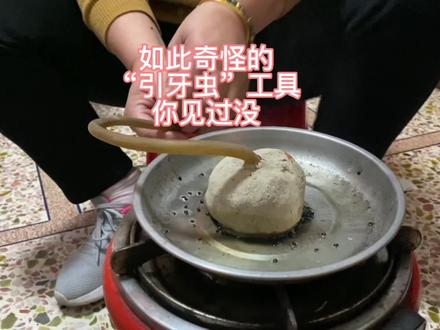 婆婆用这个奇怪的工具给哥哥和姐姐“引牙虫”,你可曾见过这么古老的“引牙虫”方式#潮汕 #记录真实生活 @DOU+小助手 #请用家乡话说出它的名字