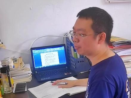 选一中还是二中,三中还是一北?今天,中考成绩就要出来了。如果成绩在830分以上,填一中还是二中。如果成绩在780至830之间,填三中还是一中北?其实,这四所学校都是郴州城区的优质高中,各有特色,选哪一所学校都是对的。为什么会高估分数线,是因为指标生占据了一半,有2597人。剩下的2597人是统招生,统招生包括了自主招生的“体艺特长生”“学科特长生”“创新潜质生”,自主招生是提前批志愿录取,占据了统招生一定比例,理论上中考成绩前2200名左右才有可能被这四所优质高中录取。但如果志愿没有填好,也可能都录不了。如何填报志愿,等下午6点成绩出来后再来解读。#郴州 #中考 #中考成绩 #2023中考分数录取线 #梦开始的地方