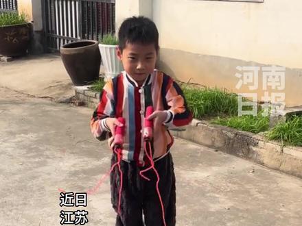 六岁萌娃在家练习跳绳,一个人跳出了万马奔腾的气势。网友:手忙脚乱却又动作流畅。#萌娃#跳绳打卡